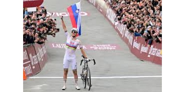 Tadej Pogačar remporte sa troisième course de fond consécutive